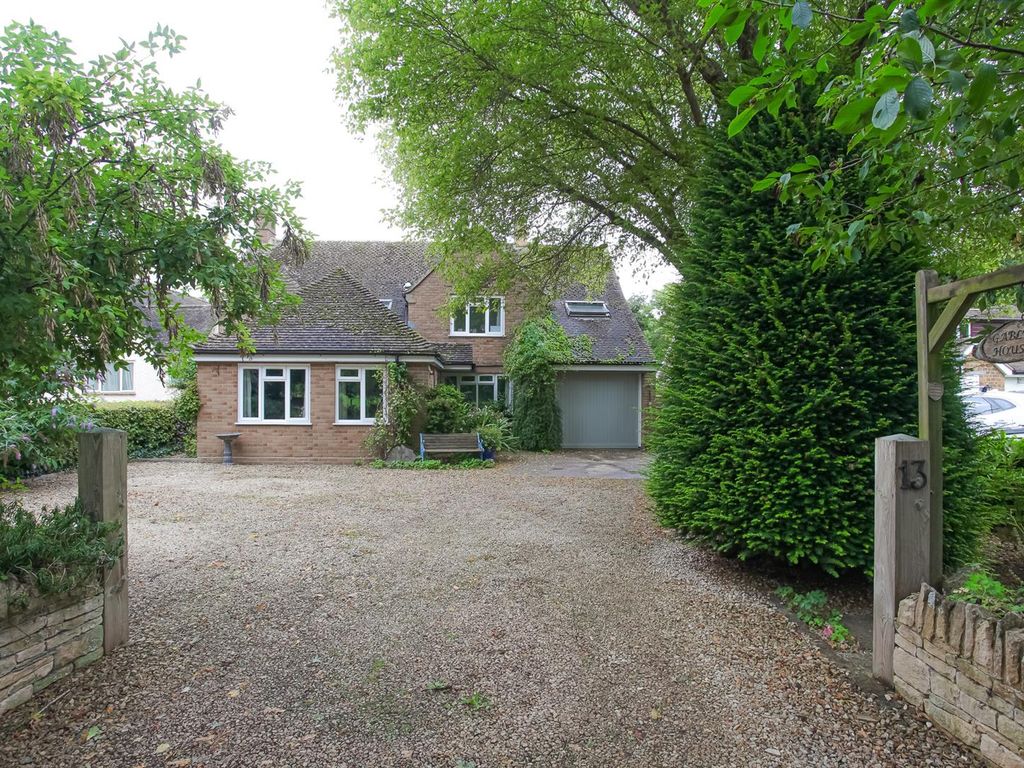 4 bed detached house for sale in Dog Close, Adderbury, Banbury OX17, £945,000