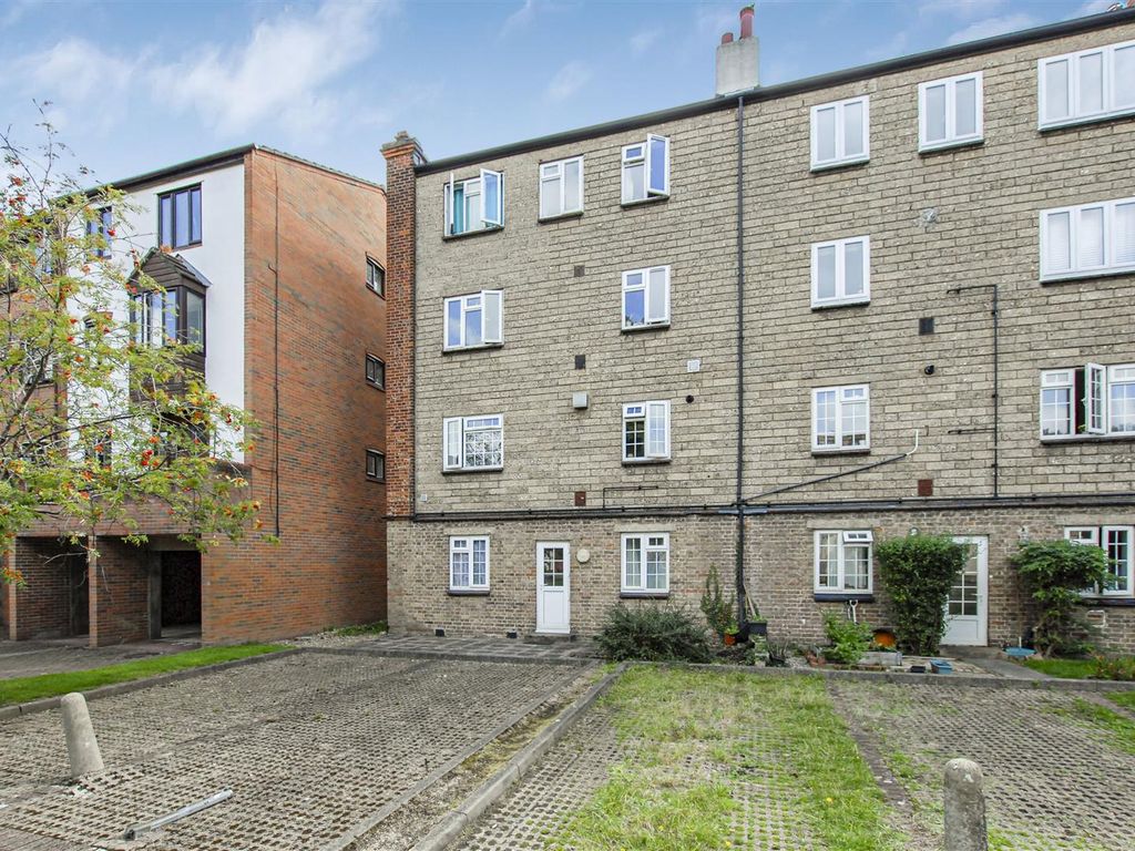 3 bed maisonette for sale in Harefield Road, Uxbridge UB8, £350,000