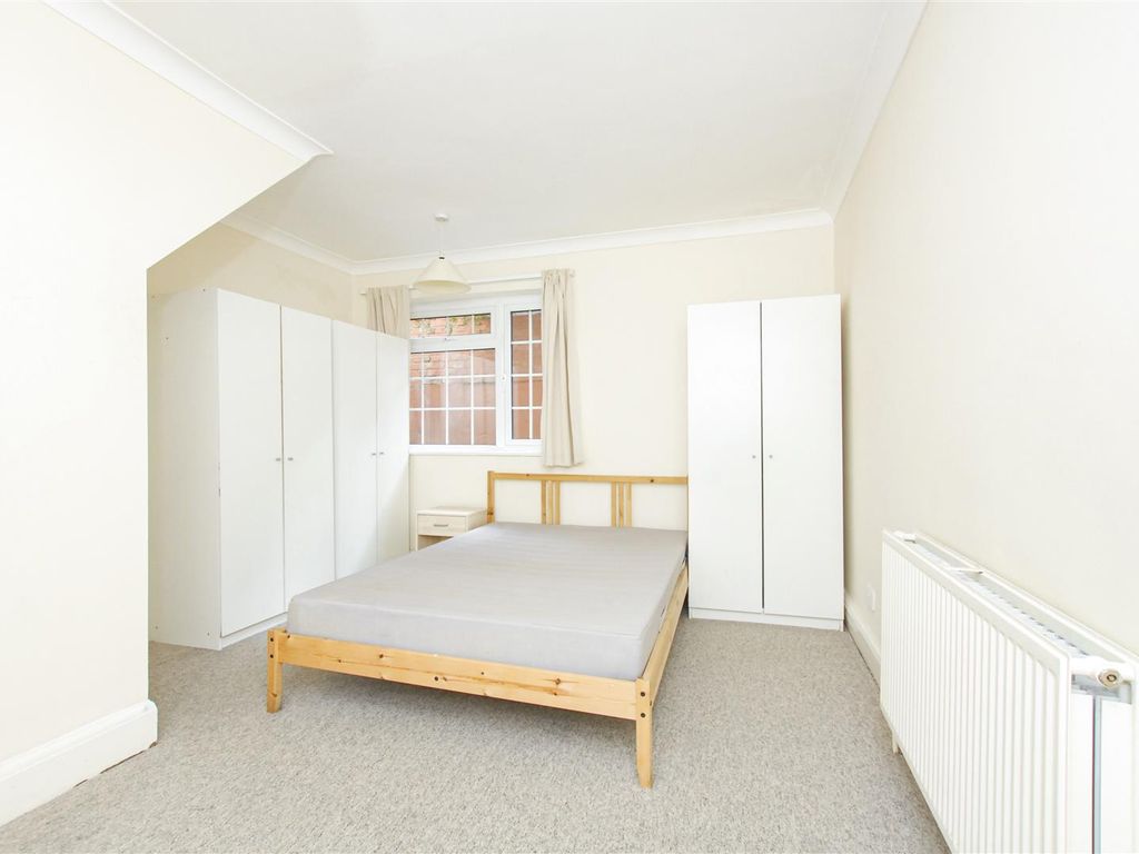 3 bed maisonette for sale in Harefield Road, Uxbridge UB8, £350,000