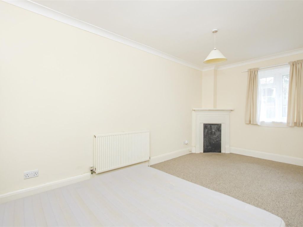 3 bed maisonette for sale in Harefield Road, Uxbridge UB8, £350,000