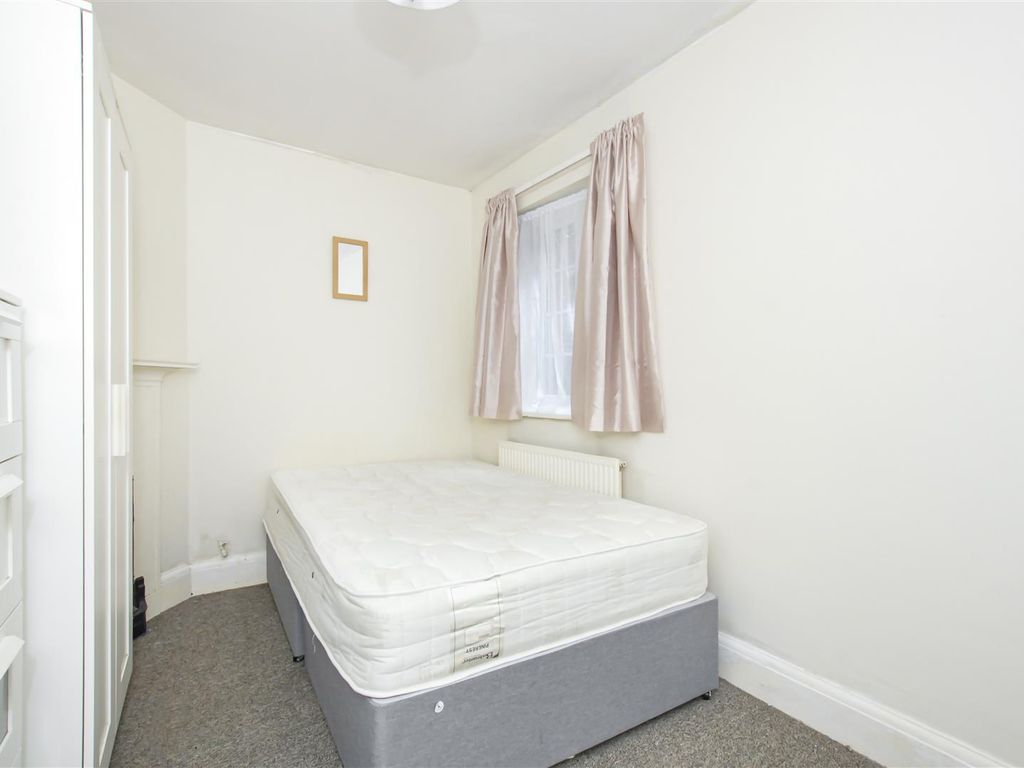 3 bed maisonette for sale in Harefield Road, Uxbridge UB8, £350,000