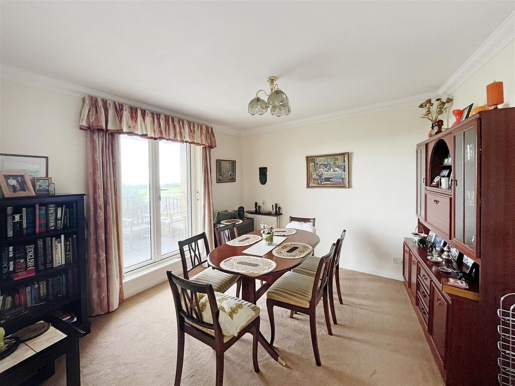 2 bed flat for sale in Beach Crescent, Littlehampton BN17, £425,000
