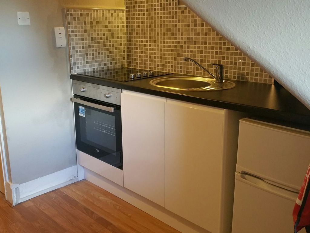 Studio to rent in Bedford Hill, London SW12, £1,083 pcm