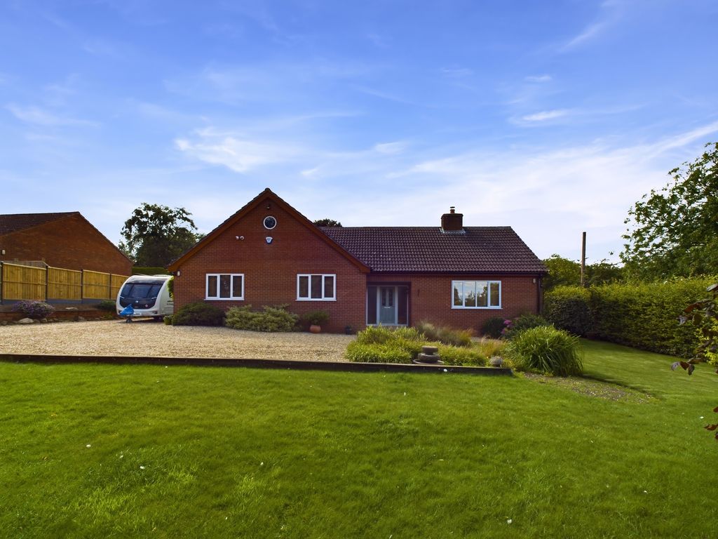 3 bed detached house for sale in Fulletby, Horncastle LN9, £425,000