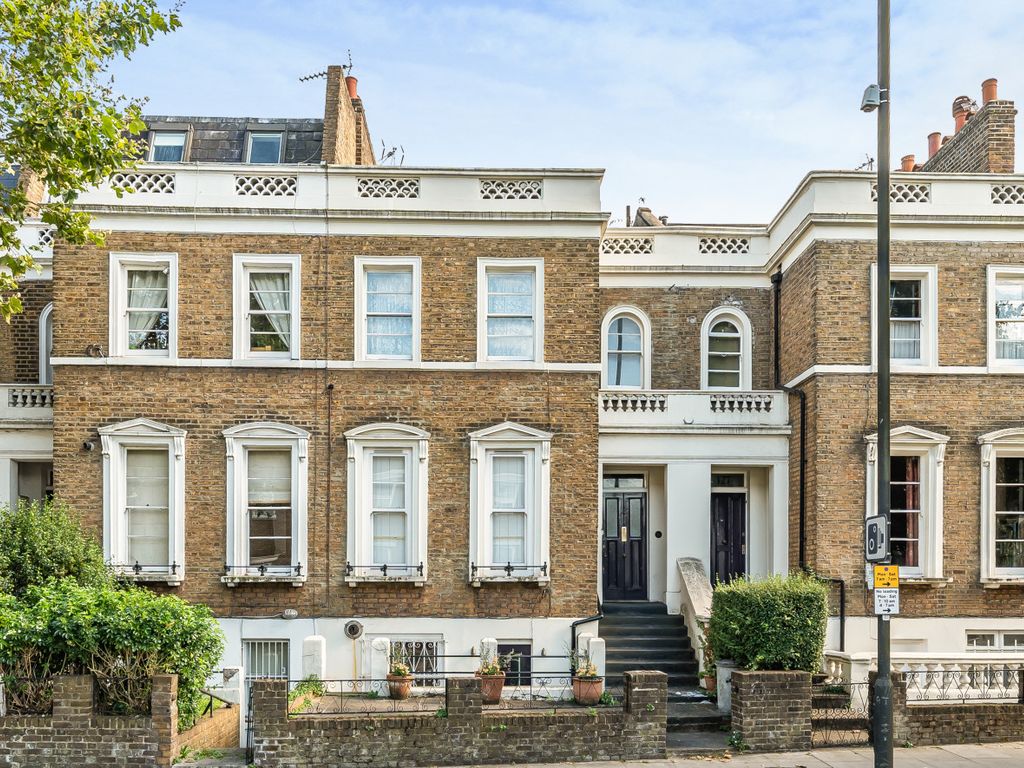 2 bed flat for sale in Goldhawk Road, London W12, £575,000