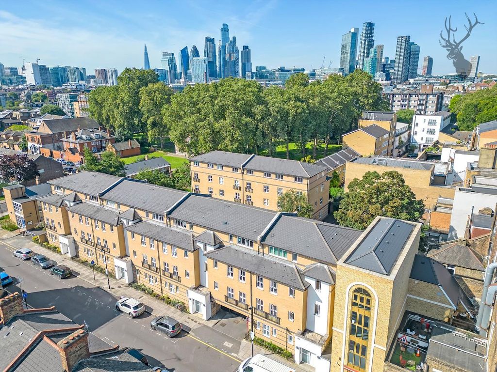 1 bed flat for sale in Ebony House, Bethnal Green E2, £425,000