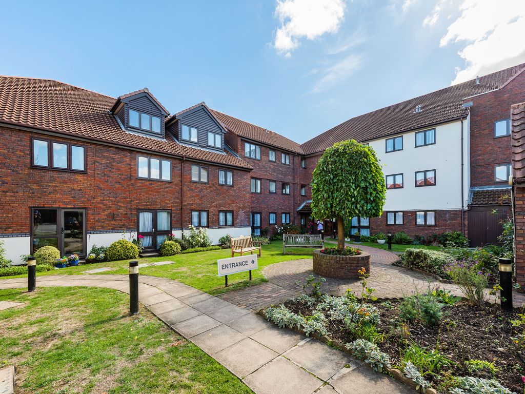 1 bed flat for sale in Farm Hill Road, Waltham Abbey EN9, £157,000