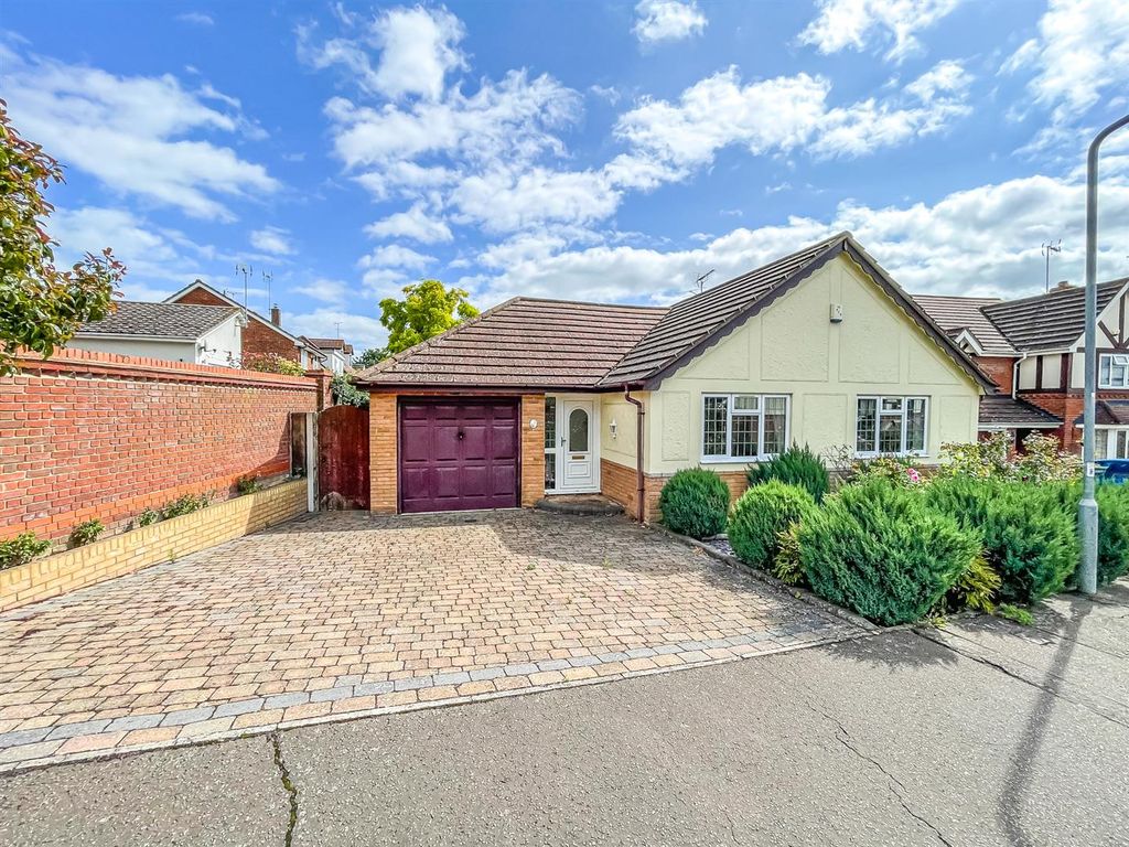 3 bed detached bungalow for sale in Jubilee Close, Hockley SS5, £525,000