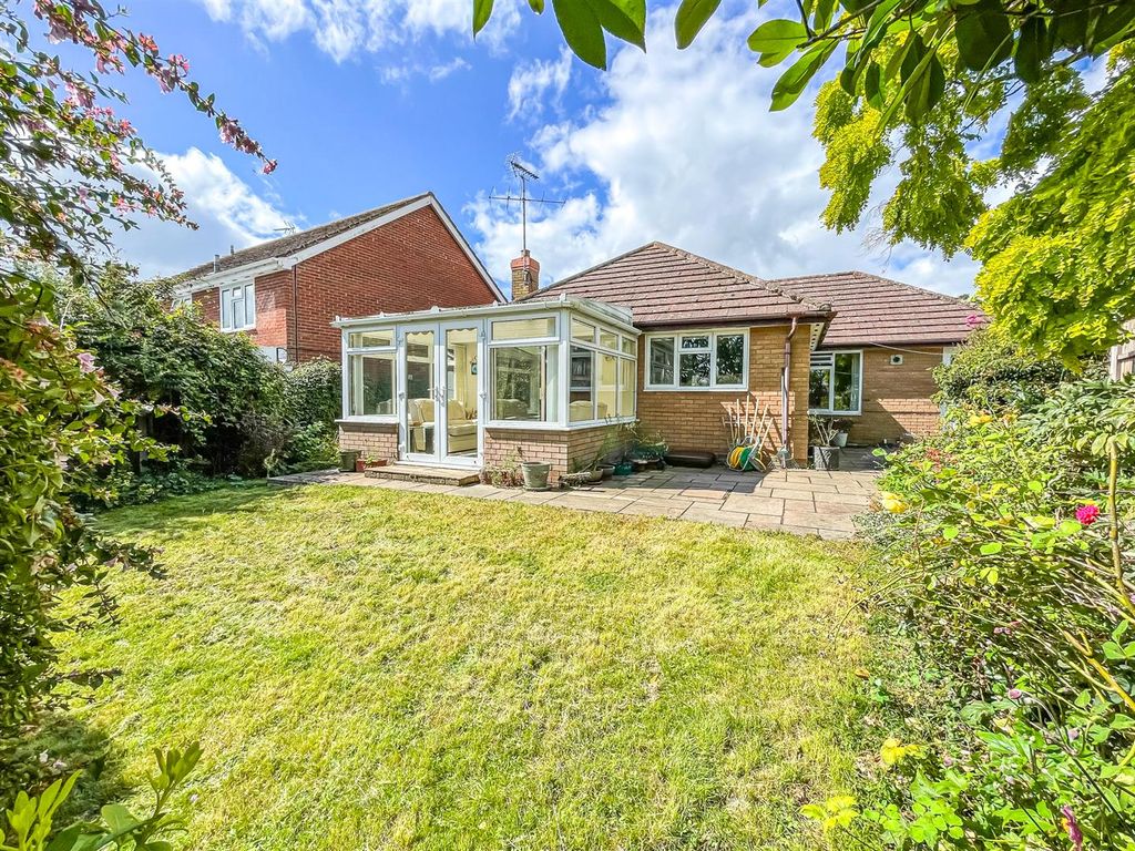 3 bed detached bungalow for sale in Jubilee Close, Hockley SS5, £525,000