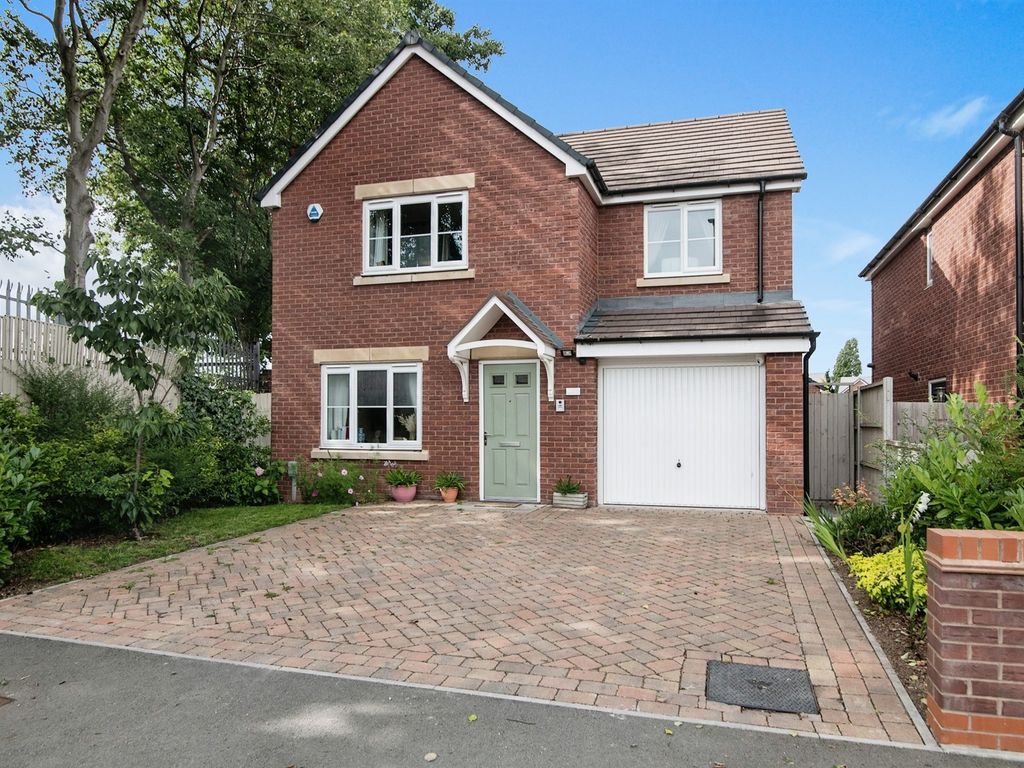 4 bed detached house for sale in Phoenix Street, West Bromwich B70, £360,000
