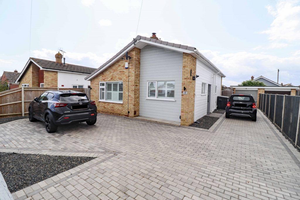 3 bed detached bungalow for sale in Ashwood Close, Hayling Island PO11, £490,000