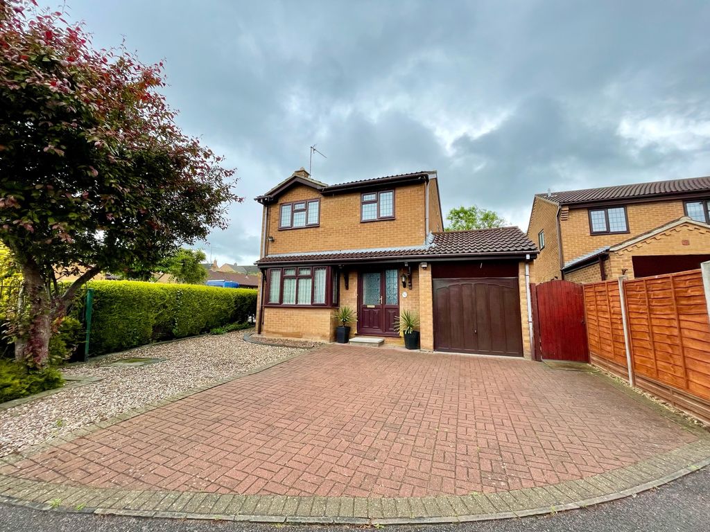 3 bed detached house for sale in Rossendale Drive, Barton Seagrave, Kettering NN15, £350,000