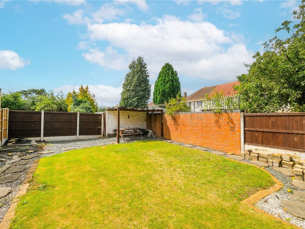 3 bed end terrace house for sale in Chiltern Road, Newbury Park IG2, £500,000