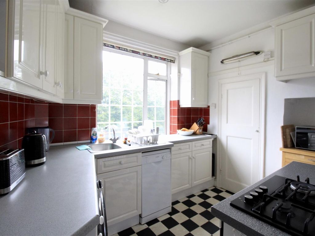 3 bed flat to rent in Bridgewater Road, Wembley HA0, £2,350 pcm