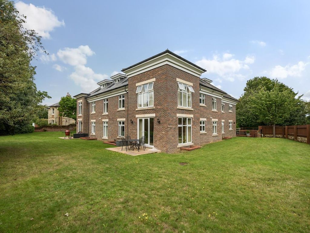 2 bed flat for sale in Cross Lanes, Guildford GU1, £495,000