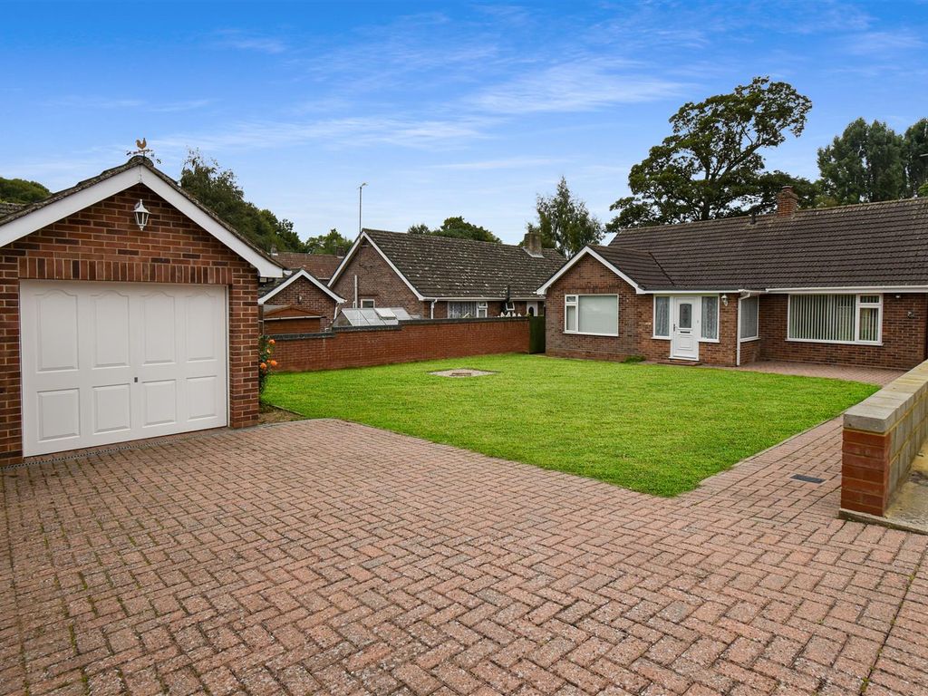 3 bed detached bungalow for sale in Chilton Court, Sudbury CO10, £375,000