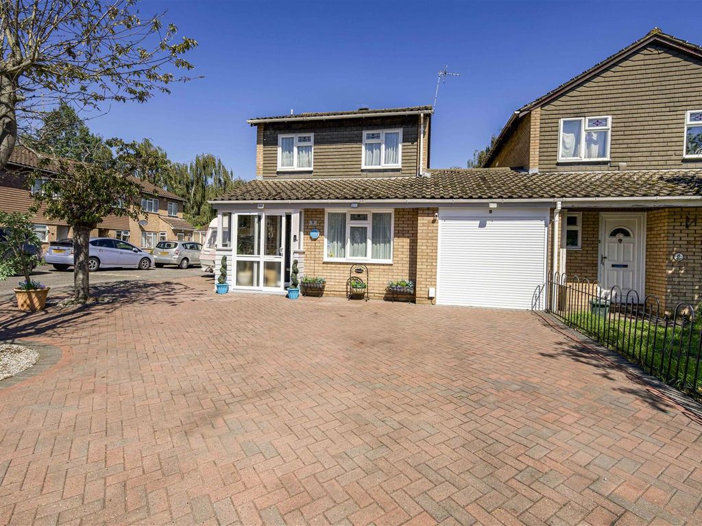 4 bed link-detached house for sale in Ratcliffe Close, Cowley, Uxbridge UB8, £650,000