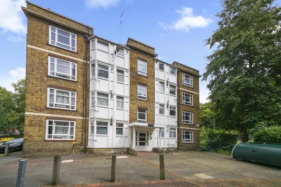 3 bed flat for sale in Valley Grove, London SE7, £350,000