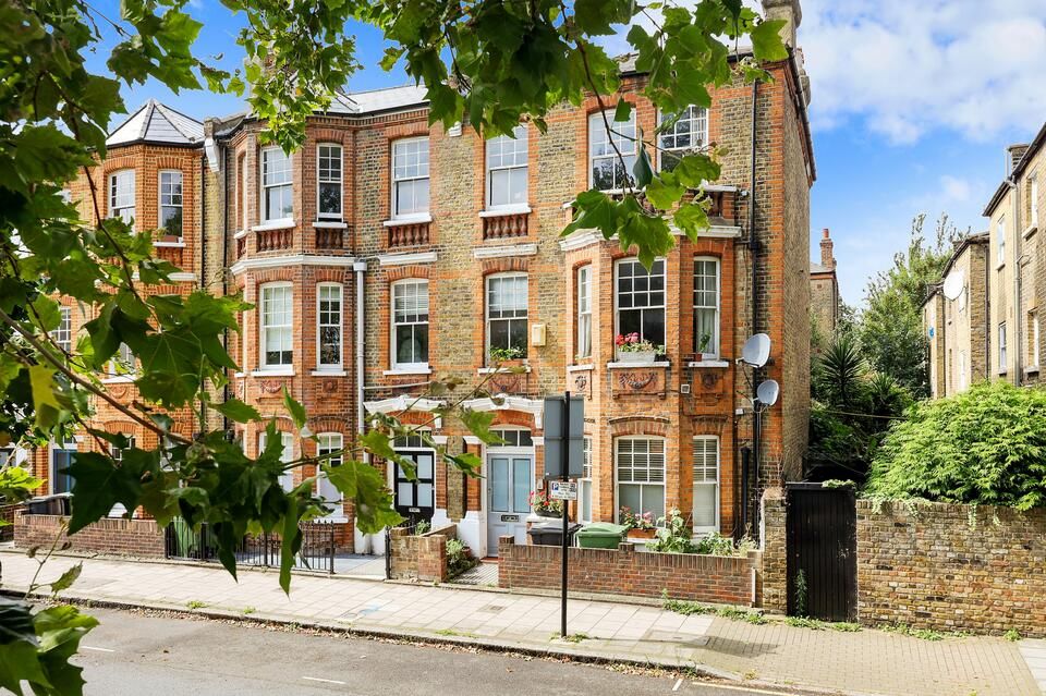 2 bed flat for sale in Hackford Road, London SW9, £475,000