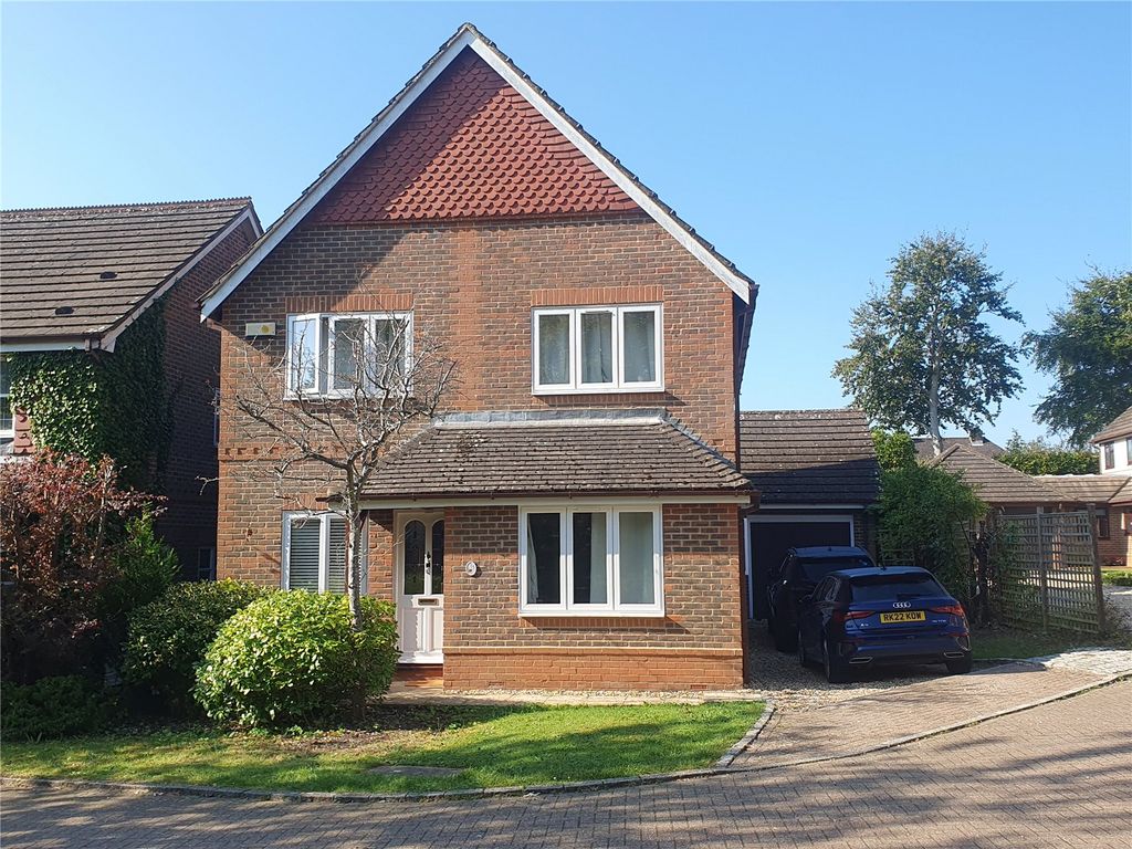 4 bed detached house for sale in Nightingale Close, Winchester, Hampshire SO22, £800,000