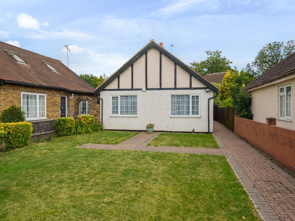 3 bed bungalow for sale in Bagley Close, West Drayton UB7, £600,000