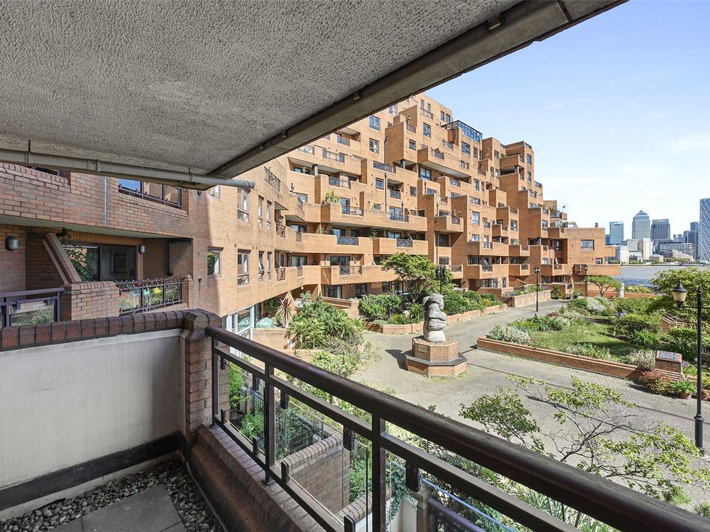 2 bed flat for sale in The Highway, London E1W, £650,000