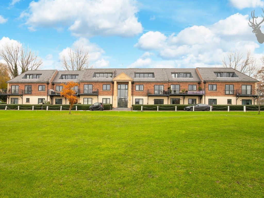 2 bed flat for sale in Abridge Road, Chigwell IG7, £525,000