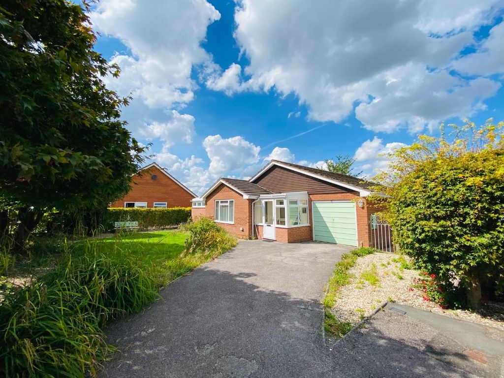 3 bed detached bungalow for sale in Rippon Close, Tiverton EX16, £445,000