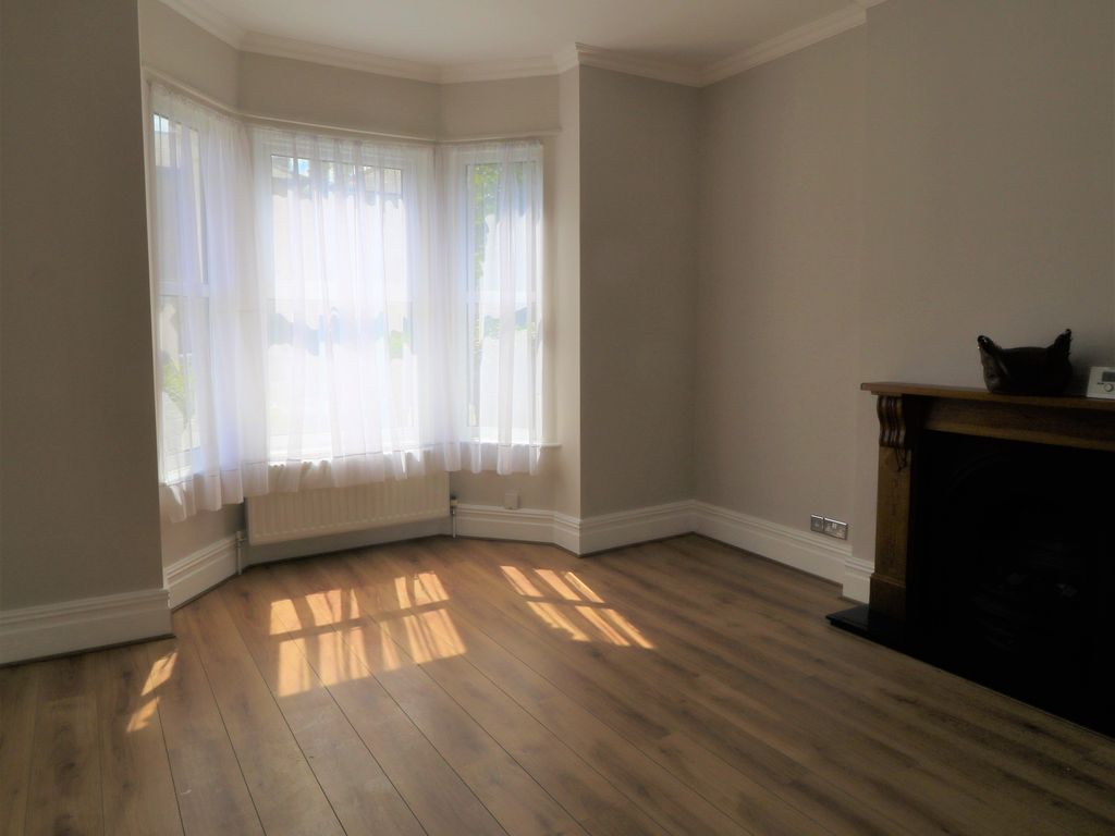 2 bed flat for sale in Honley Road, London SE6, £425,000