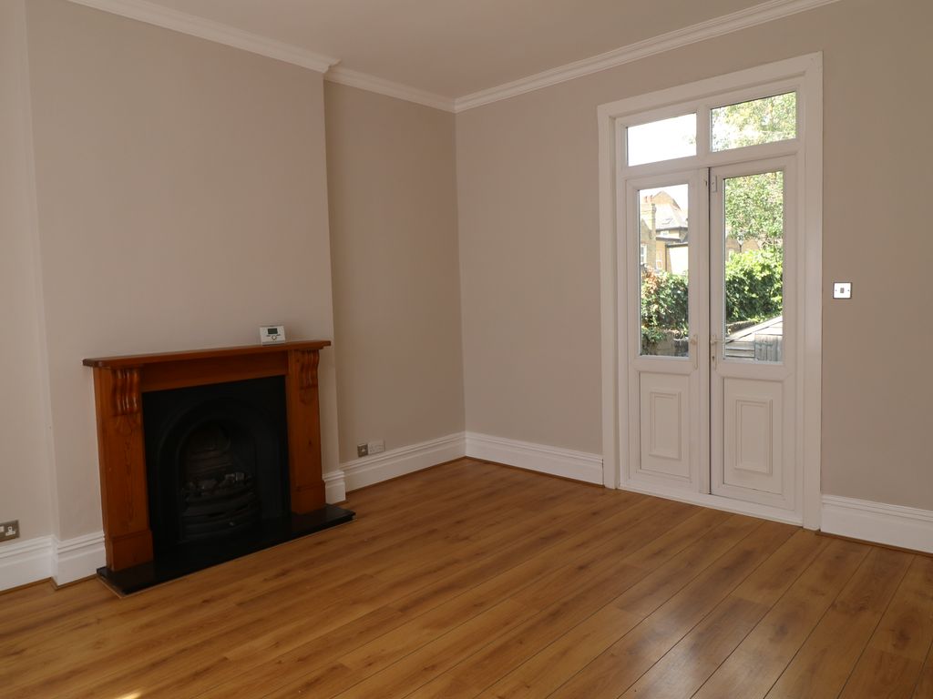2 bed flat for sale in Honley Road, London SE6, £425,000