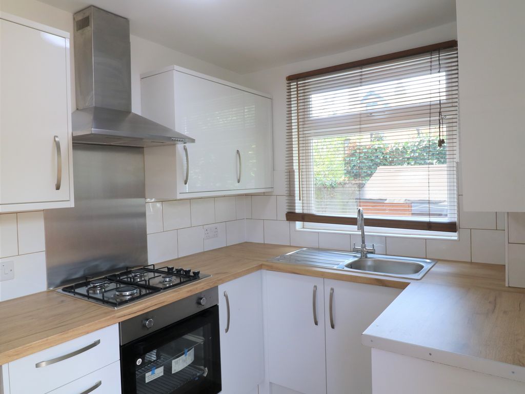 2 bed flat for sale in Honley Road, London SE6, £425,000