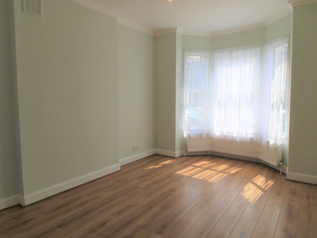 2 bed flat for sale in Honley Road, London SE6, £425,000