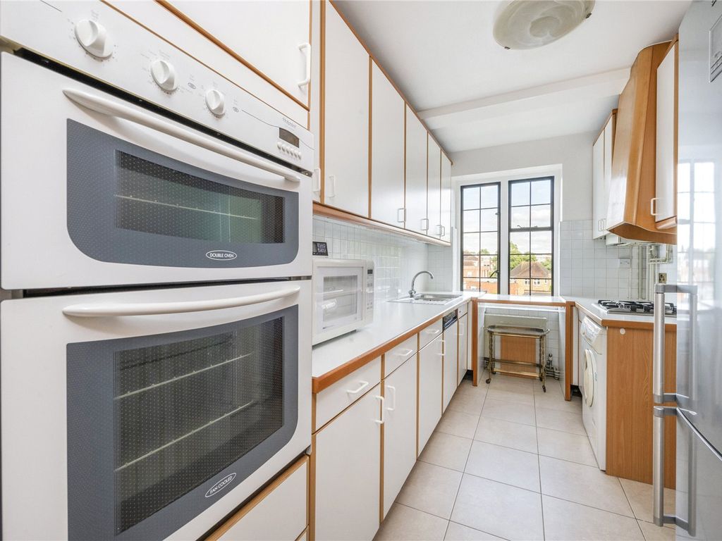 2 bed flat for sale in Girton House, Manor Fields SW15, £675,000