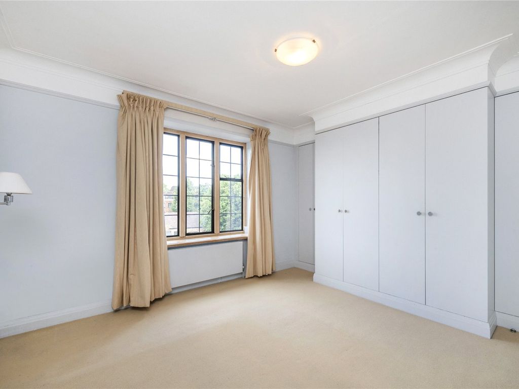 2 bed flat for sale in Girton House, Manor Fields SW15, £675,000