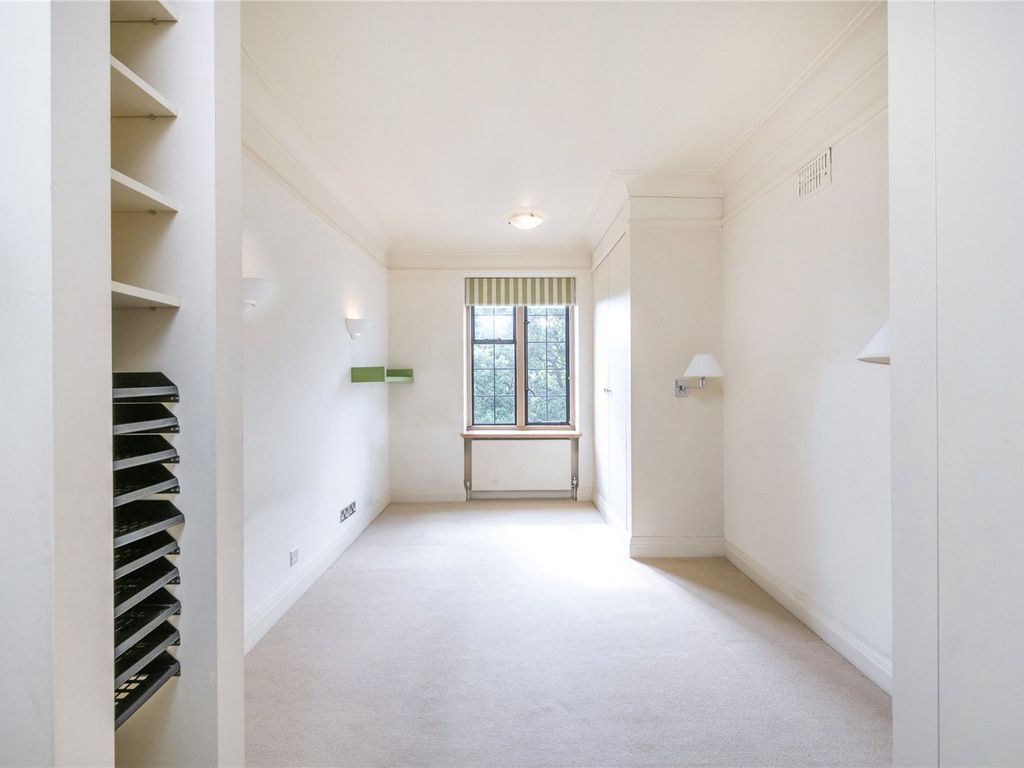 2 bed flat for sale in Girton House, Manor Fields SW15, £675,000