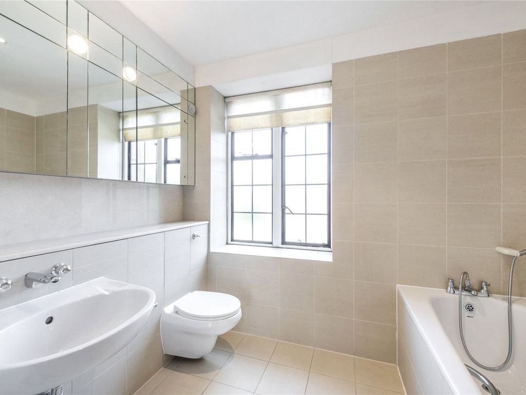 2 bed flat for sale in Girton House, Manor Fields SW15, £675,000