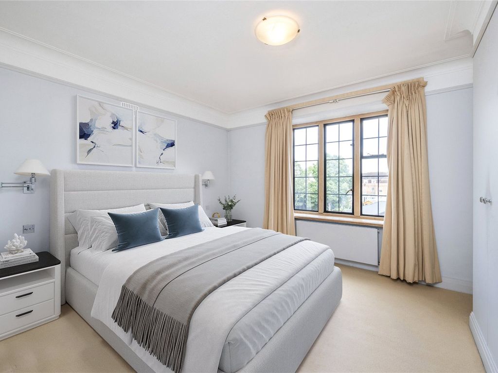 2 bed flat for sale in Girton House, Manor Fields SW15, £675,000