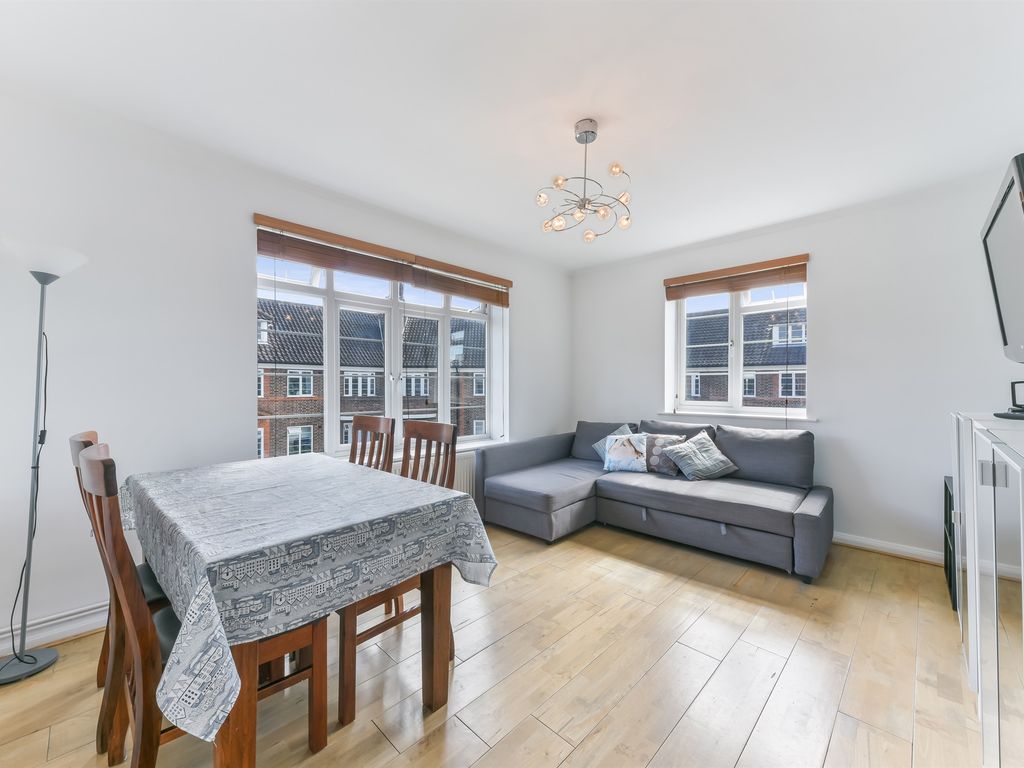 2 bed flat for sale in Limes Gardens, Southfields, London SW18, £425,000