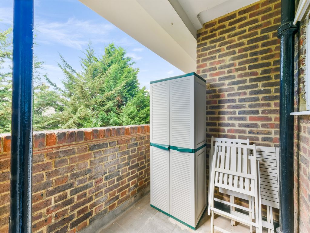 2 bed flat for sale in Limes Gardens, Southfields, London SW18, £425,000