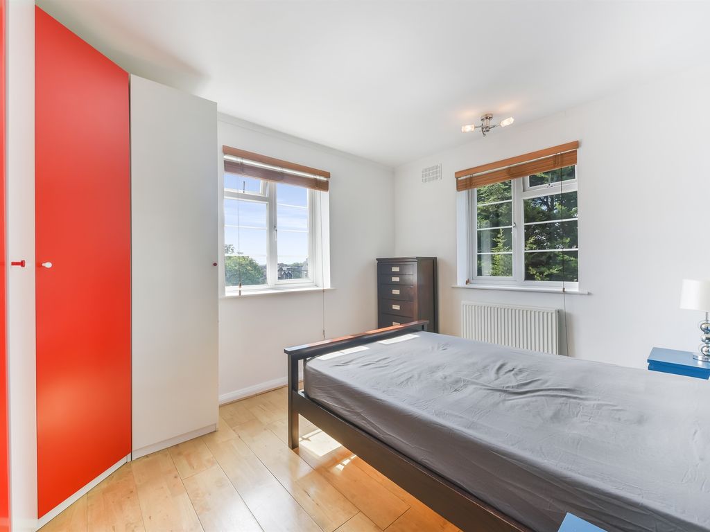 2 bed flat for sale in Limes Gardens, Southfields, London SW18, £425,000