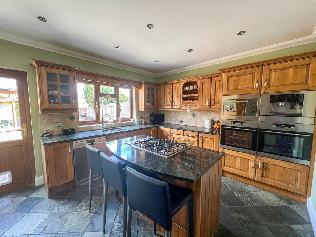 3 bed detached house for sale in Ashingdon Road, Ashingdon, Rochford SS4, £450,000