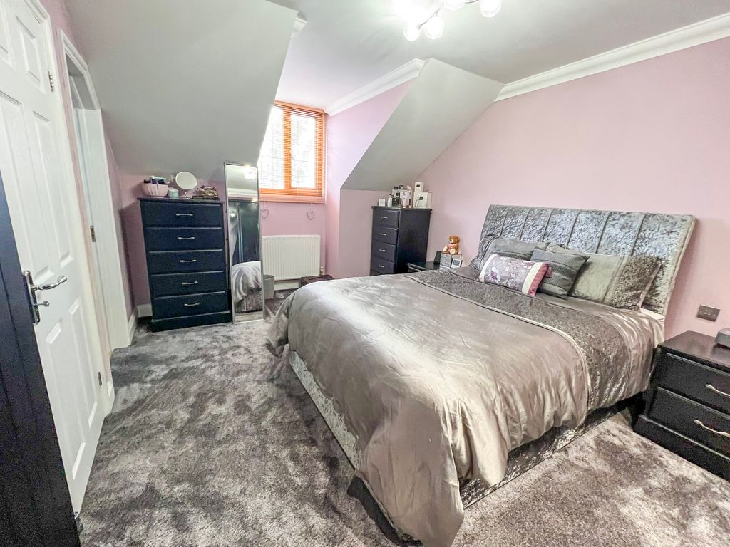 3 bed detached house for sale in Ashingdon Road, Ashingdon, Rochford SS4, £450,000