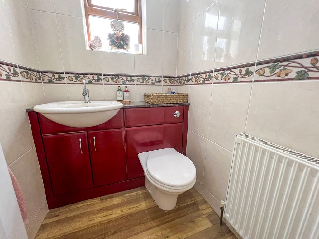 3 bed detached house for sale in Ashingdon Road, Ashingdon, Rochford SS4, £450,000