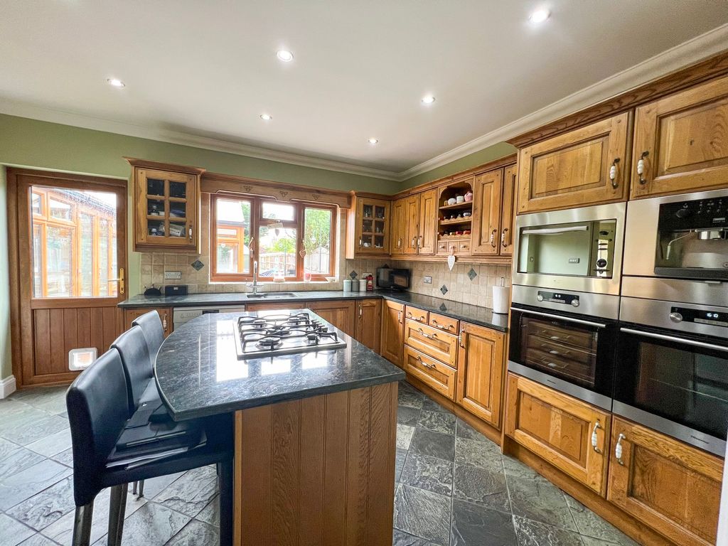 3 bed detached house for sale in Ashingdon Road, Ashingdon, Rochford SS4, £450,000