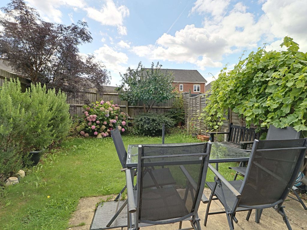 4 bed end terrace house for sale in Burghfield Walk, Worting, Basingstoke RG22, £400,000