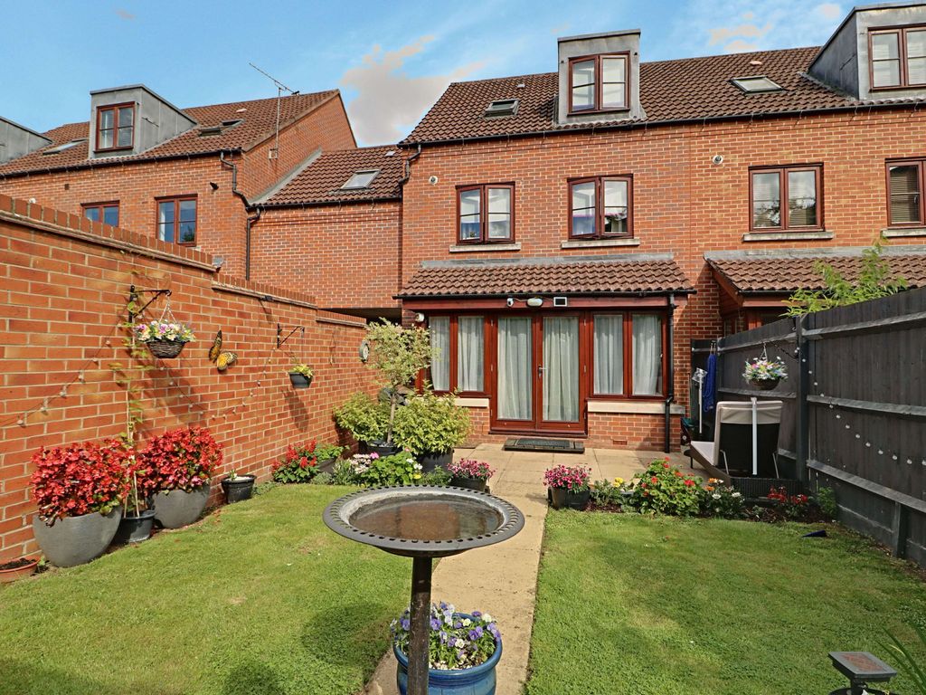 4 bed semi-detached house for sale in Downside Close, Basingstoke RG24, £415,000