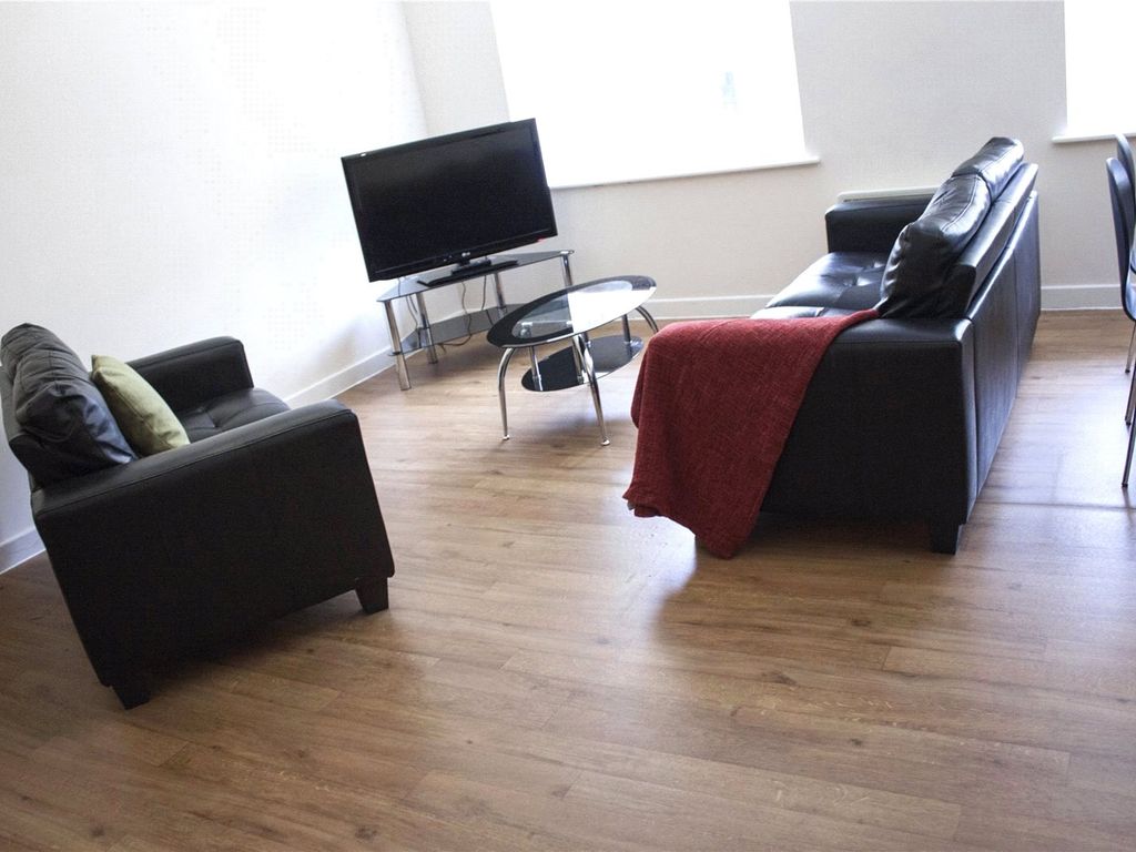 Room to rent in Northumberland Street, Huddersfield HD1, £455 pcm