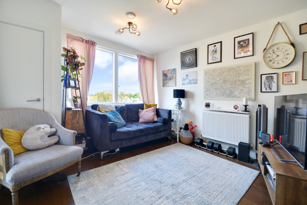 1 bed flat for sale in Kenneth Way, London W5, £415,000