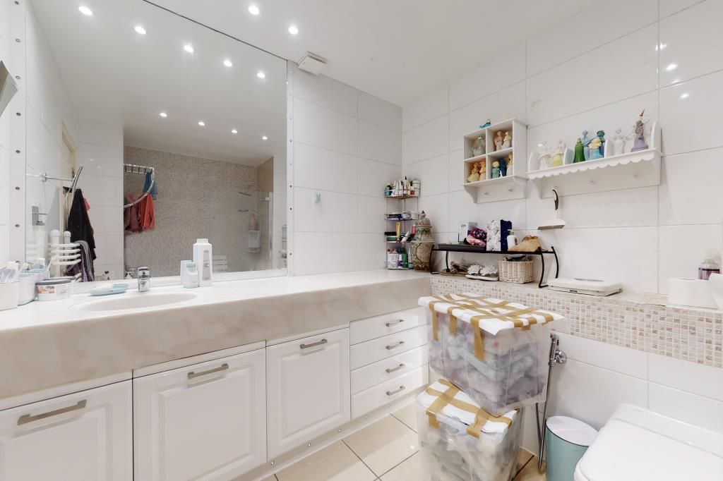 3 bed flat for sale in Beverly House, St. John's Wood NW8, £2,000,000