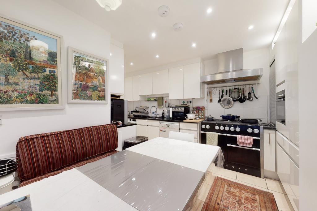 3 bed flat for sale in Beverly House, St. John's Wood NW8, £2,000,000